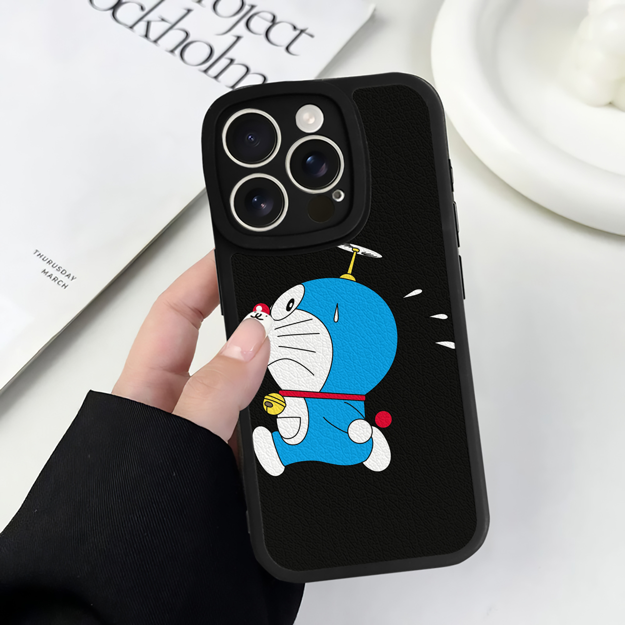 （画像用） ドラえもん Doraemon 【iPhone 16シリーズ対応】シリコンスマホケース（レザー調） 材質：シリコン